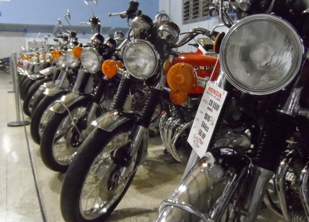 Paixão por duas rodas é exposta em ‘museu’ com motos dos anos 70 e 80