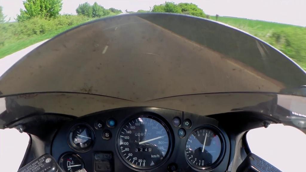 A CBR1100XX SuperBlackbird deitando o cabelo a quase 300km/h